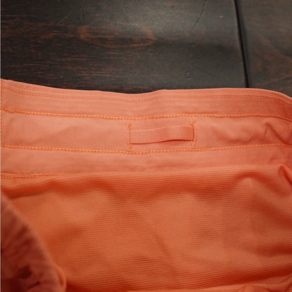 Lululemon Hotty Hot Short 2.5 Inch Inseam, Orange, Size 6 - Picture 4 of 5